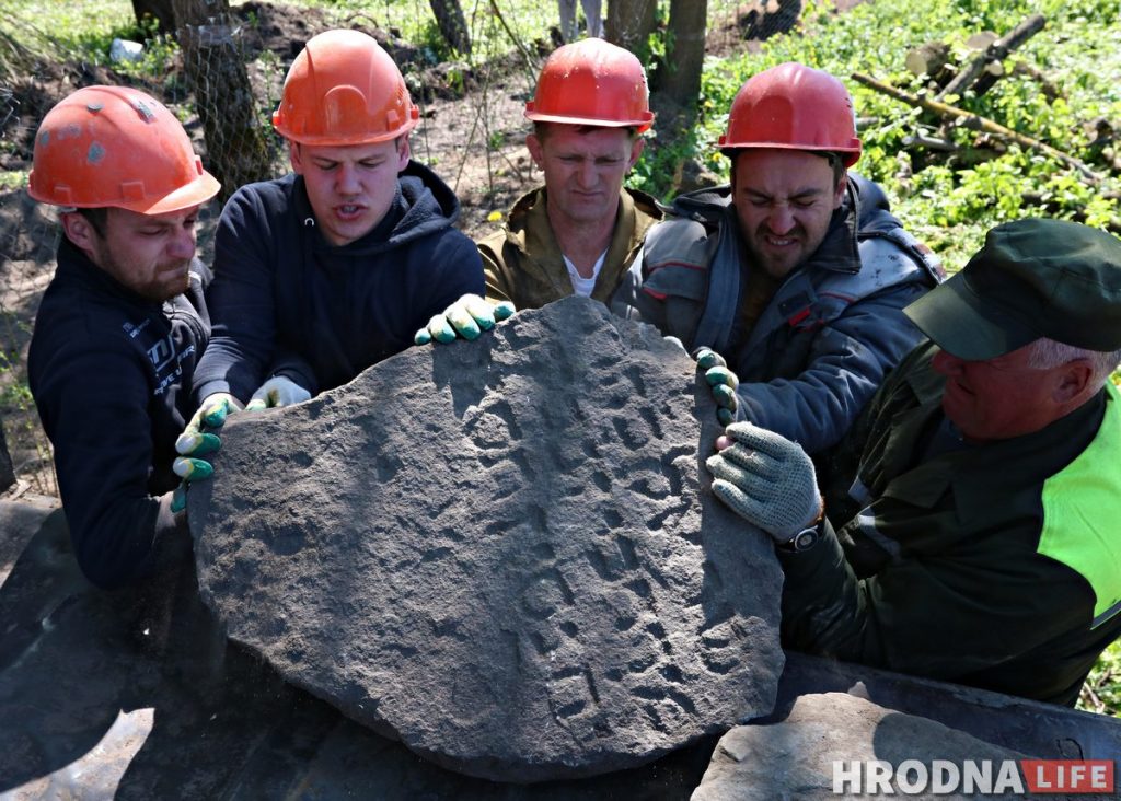 На Траецкай каля стаянкі знайшлі яўрэйскія мацэвы. Там былі вялікія могілкі На Траецкай каля стаянкі знайшлі яўрэйскія мацэвы. Там былі вялікія могілкі