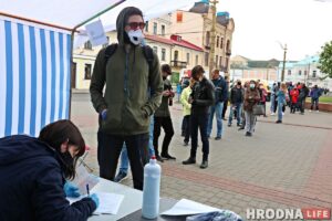 Гродзенцы прыходзяць падпісацца за Ціханоўскую, нягледзячы на затрыманні Гродзенцы прыходзяць падпісацца за Ціханоўскую, нягледзячы на затрыманні
