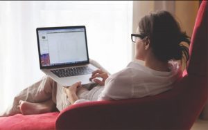 Пачаць жыццё на ўдалёнцы: 7 правілаў ад псіхолага для самаізаляцыі без страт