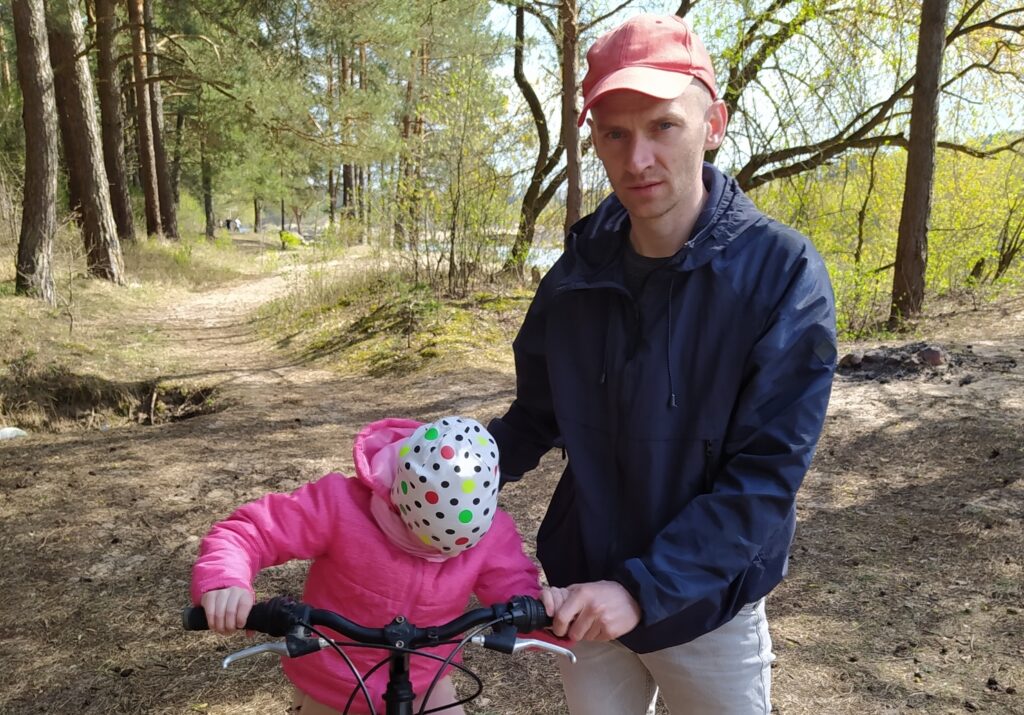 Гродзенца Уладзіміра Навуміка, якога затрымалі з Ціханоўскім, будуць судзіць па відэасувязі Владимир Наумик с дочерью. Фото из личного архива семьи