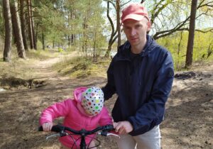 Гродзенца Уладзіміра Навуміка, якога затрымалі з Ціханоўскім, будуць судзіць па відэасувязі Владимир Наумик с дочерью. Фото из личного архива семьи