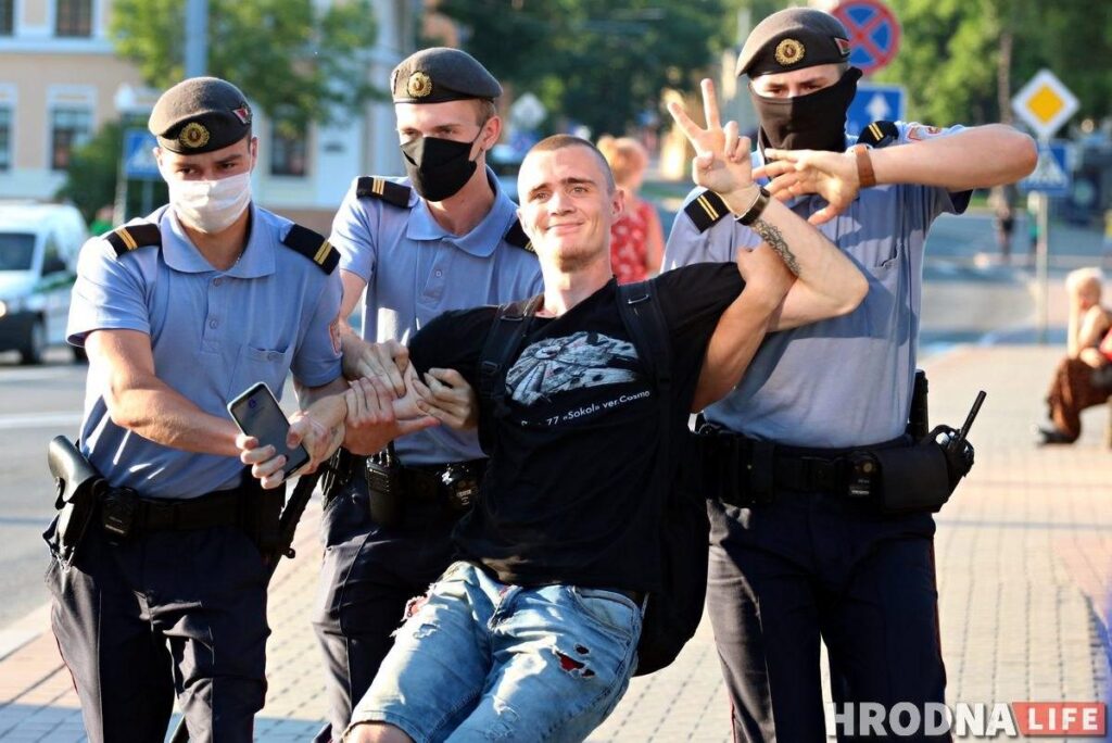 У Гродне прайшла чарговая акцыя салідарнасці: некалькі чалавек затрымалі У Гродне прайшла чарговая акцыя салідарнасці: некалькі чалавек затрымалі