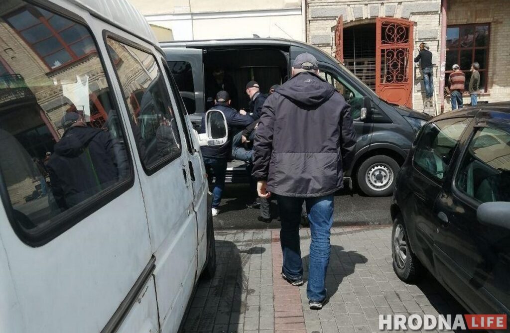 У Гродне затрымліваюць паплечнікаў Ціханоўскай: аднаго забралі з пікета, іншую з працы У Гродне затрымліваюць паплечнікаў Ціханоўскай: аднаго забралі з пікета, іншую з працы