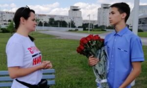 Той самы выпускнік, які выказаўся на лінейцы ў Мінску, падарыў Ціханоўскай 51 ружу. І вырашыў не паступаць ва ўніверсітэт Той самы выпускнік, які выказаўся на лінейцы ў Мінску, падарыў Ціханоўскай 51 ружу. І вырашыў не паступаць ва ўніверсітэт
