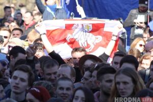 «Бярыце паўзу». Як сям'я з Гродна жыве з рознымі палітычнымі поглядамі і што пра гэта думае псіхолаг Празднование Дня Воли в Гродно, 23.03.2019. Фото: Руслан Кулевич. Фото иллюстрационное