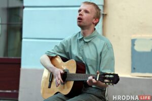 «І тут мяне пазнаюць, як прыемна». Сляпы музыка выйшаў граць у цэнтры Гродна слупой музыкант Владимир Жиров. Фото: Руслан Кулевич