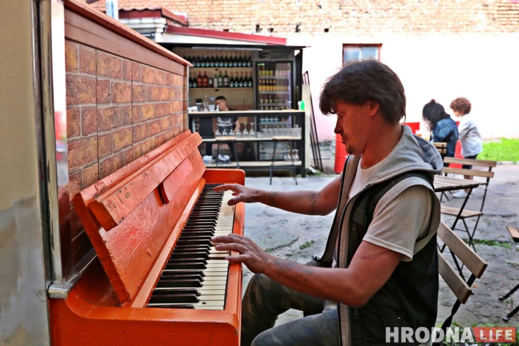 «Гэта мой подарунак гораду». У центры Гродна з'явілася вулічнае піяніна «Гэта мой подарунак гораду». У центры Гродна з'явілася вулічнае піяніна
