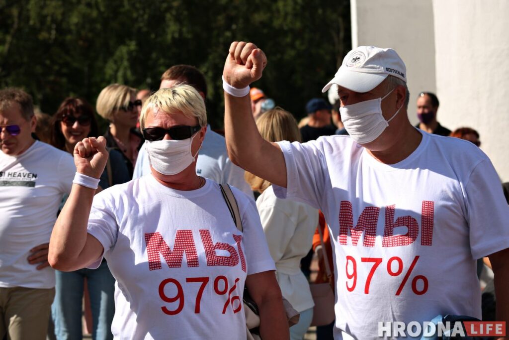 "Выхавала дзяцей і патрыёта Ціханоўскага". Першы пікет за Святлану Ціханоўскую ў Гродне сабраў 1500 чалавек