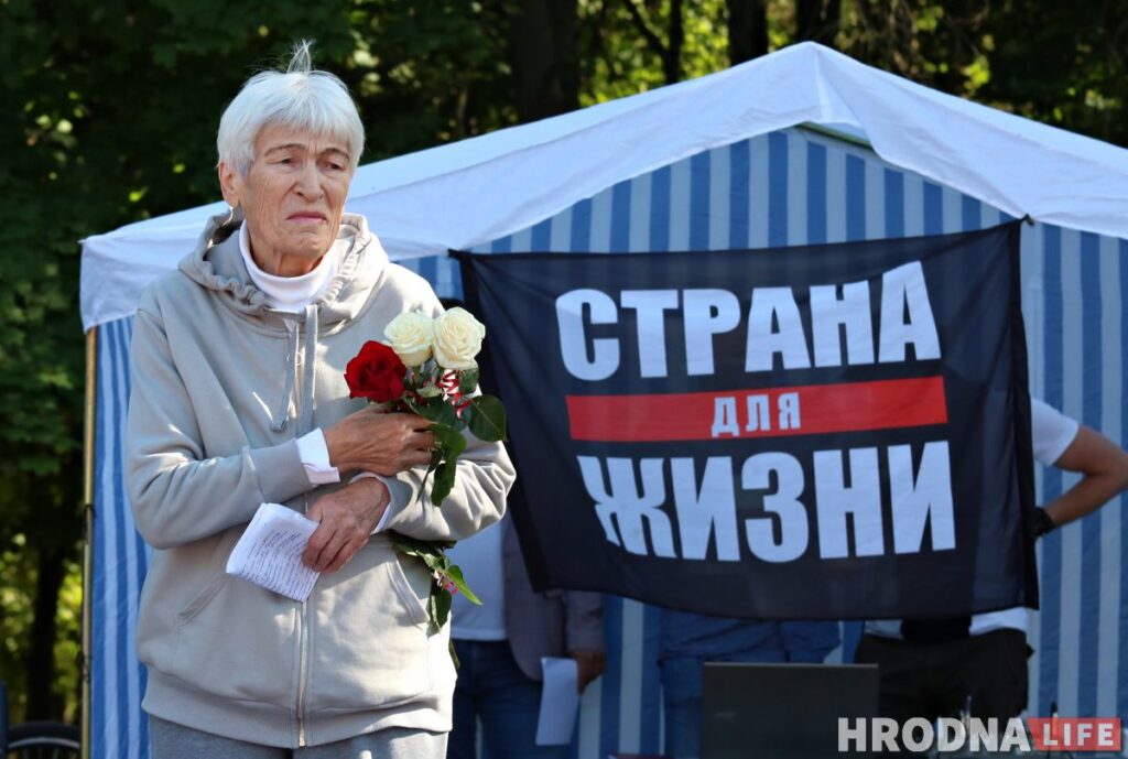 “Волокут обнаженным телом по асфальту”. О чем говорила 81-летняя Галина Филипповна на пикете за Тихановскую в Гродно