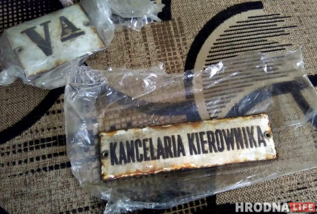 Таблічкі, бутэлька і запалкі. Глядзіце, што знаходзяць на даху найстарэйшай школы горада Таблічкі, бутэлька і запалкі. Глядзіце, што знаходзяць на даху найстарэйшай школы горада