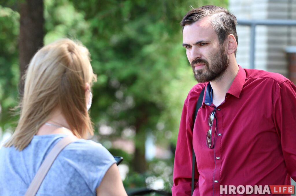 «Машыну вярнуць, сцягі знішчыць». У Гродне асудзілі Уладзіміра Родчанку Уладзімір Родчанка падчас перапынку ў судзе. Фота: Руслан Кулевіч