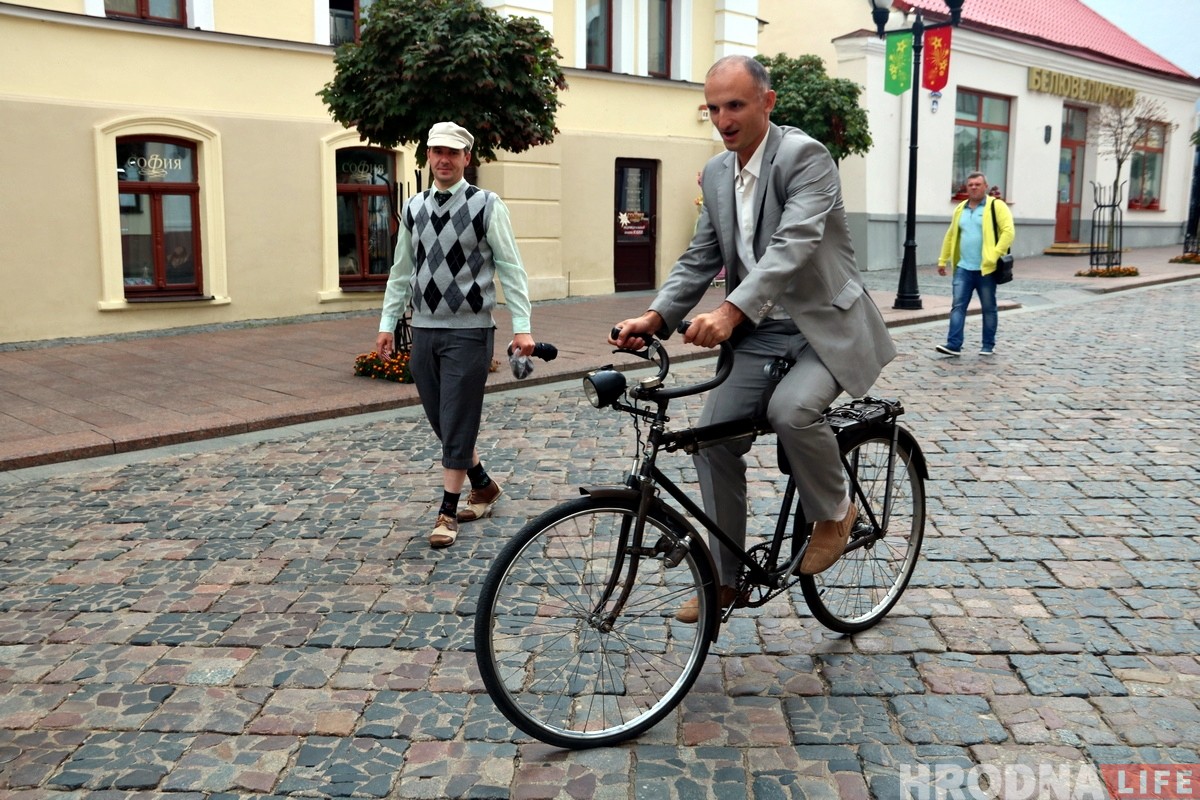 Mieszkaniec Grodna jeździ na przedwojennym rowerze "Niemen". Rower z kolekcji Andreja Kamoski. Foto: Ruslan Kulewicz