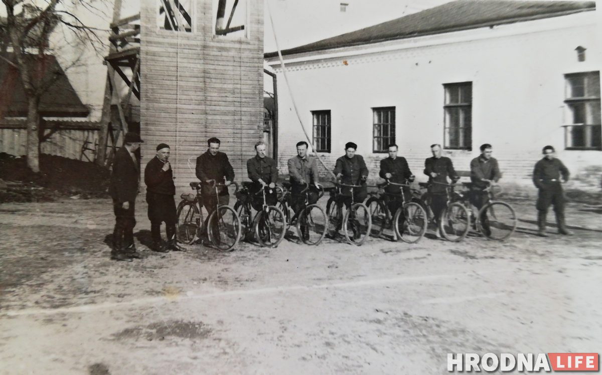 Пожарная команда с велосипедами «Неман», 1940-е годы. Фото из коллекции Руслана Кулевича