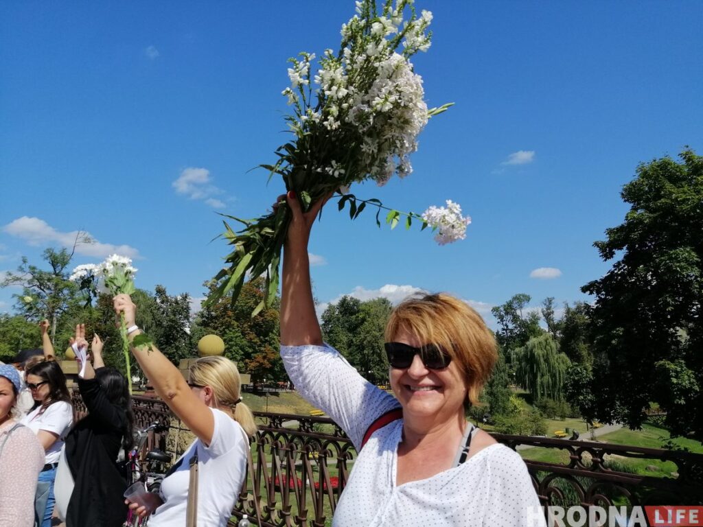 Пятый день протестов. Гродненки с цветами, медики и “азотовцы” вышли против беспредела силовиков Пятый день протестов. Гродненки с цветами, медики и “азотовцы” вышли против беспредела силовиков