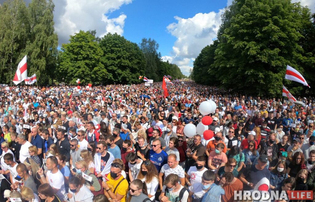 ФОТА: Амаль 10 тысяч гродзенцаў прыйшло на пікет Ціханоўскай у Гродне