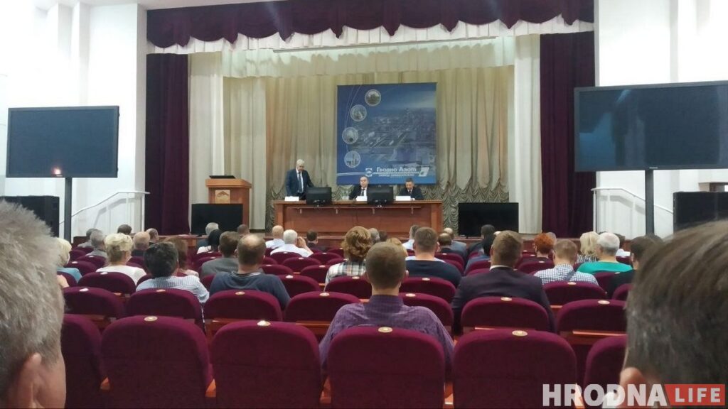 Владимир Караник приехал на встречу с работниками "Гродно Азот". Прессу не пустили Встреча с Владимиром Караником на "Гродно Азот". Фото одного из рабочих.