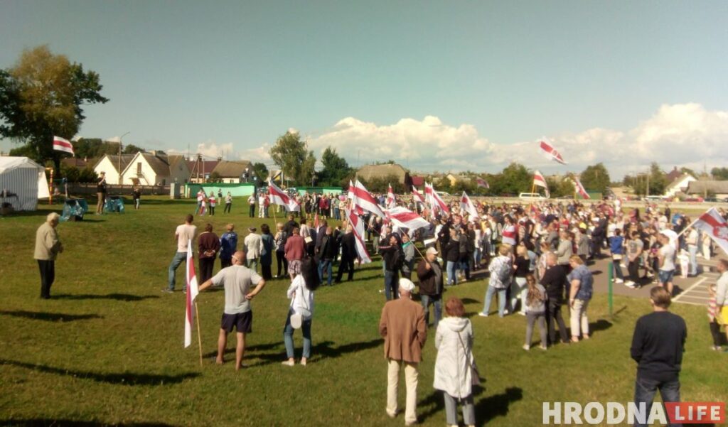 На мітынг даверанай асобы Ціханоўскай у Навагрудку прыйшло 800 чалавек