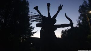 Пад Гроднам стварылі скульптуру - увасабленне аб'яднанага штабу Ціханоўскай Пад Гроднам стварылі скульптуру - увасабленне аб'яднанага штабу Ціханоўскай