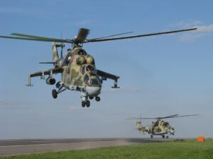 З Літвы ў Беларусь прыляцелі шары з «антыдзяржаўнай сімволікай»: іх перахапілі верталёты Вертолет МИ-24. Фото: vsr.mil.by
