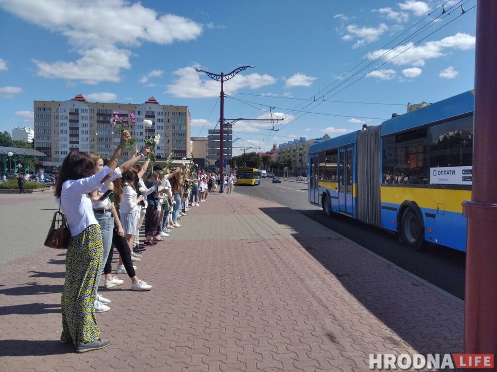 “Будзем стаять, колькі атрымаецца”. Жанчыны Гродна вышлі у знак салідарнасці з затрыманымі “Будзем стаять, колькі атрымаецца”. Жанчыны Гродна вышлі у знак салідарнасці з затрыманымі