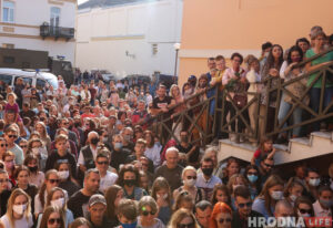 "Калі дадуць лінаваную паперу, пішы ўпоперак". У Гродне акцёры закрытага драмтэатра выступілі ў двары "Калі дадуць лінаваную паперу, пішы ўпоперак". У Гродне акцёры закрытага драмтэатра выступілі ў двары