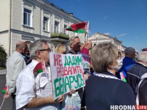 "Света, смаж катлеты!" 30 чалавек пікетавалі консульства Літвы ў Гродне "Света, смаж катлеты!" 30 чалавек пікетавалі консульства Літвы ў Гродне