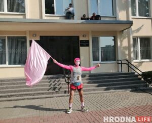 "Хацеў паказаць, што гэта - фарс". Гродзенскі музыка Ігар Банцар прыйшоў у суд у ружовым, яго забраў АМАП "Хацеў паказаць, што гэта - фарс". Гродзенскі музыка Ігар Банцар прыйшоў у суд у ружовым, яго забраў АМАП