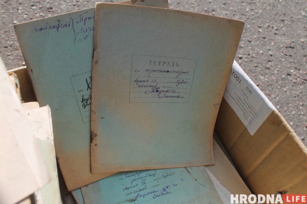 На Лідчыне знайшлі сшыткі і кнігі Зянона Пазняка і перадалі іх у гродзенскі музей На Лідчыне знайшлі сшыткі і кнігі Зянона Пазняка і перадалі іх у гродзенскі музей
