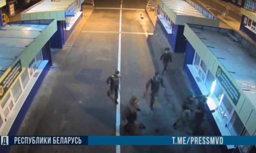 МУС: у Гродне кіроўца збіў і правёз на капоце міліцыянта. Распачалі крымінальную справу МУС: у Гродне кіроўца збіў і правёз на капоце міліцыянта. Распачалі крымінальную справу