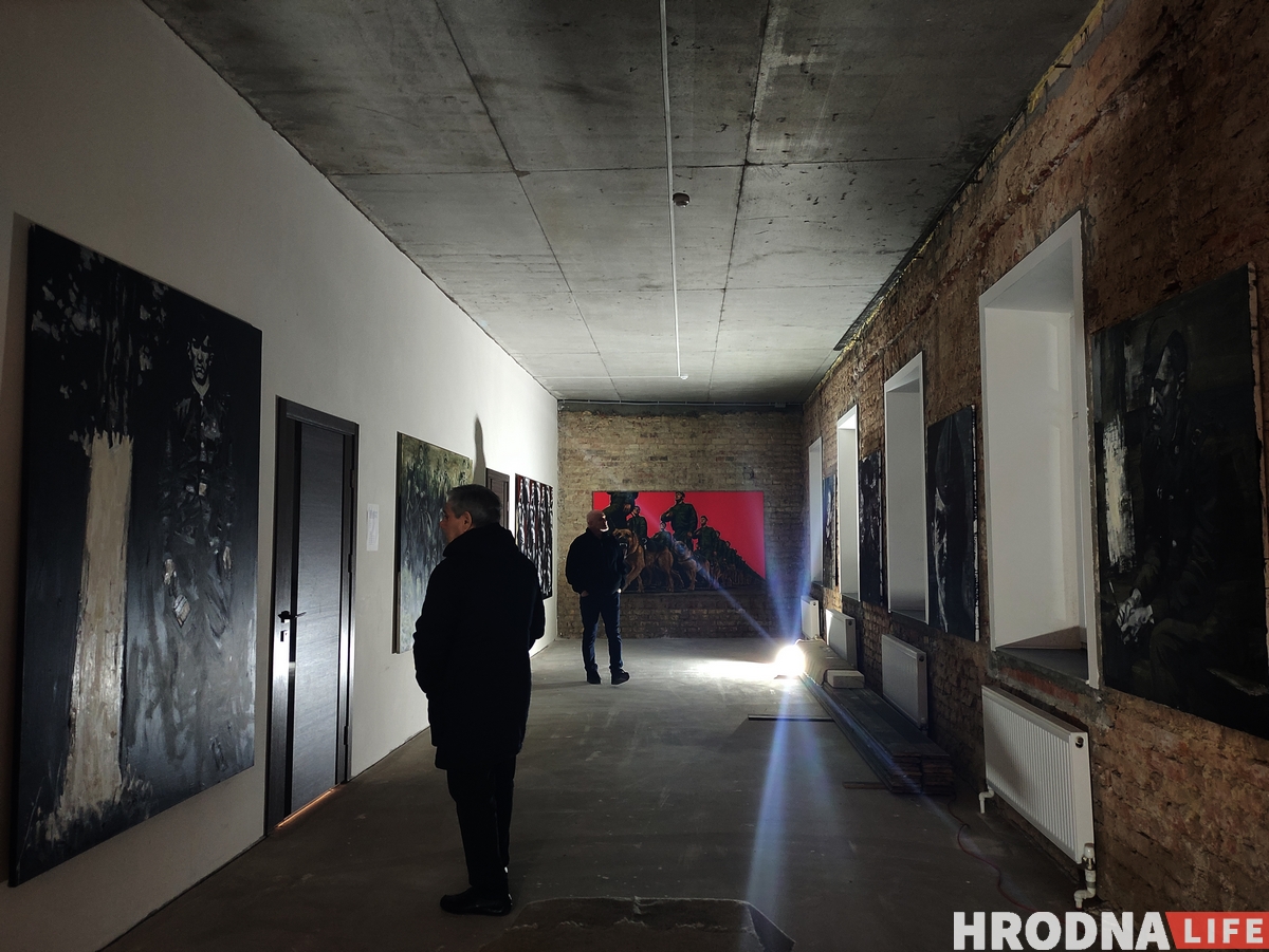 Сергей Гриневич открыл выставку о внутренней эмиграции с "неликвидными" картинами