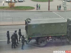 "Толпой ломились в подъезд". Десятки гродненцев задержали на марше в поддержку "Гродно Азот" "Толпой ломились в подъезд". Десятки гродненцев задержали на марше в поддержку "Гродно Азот"