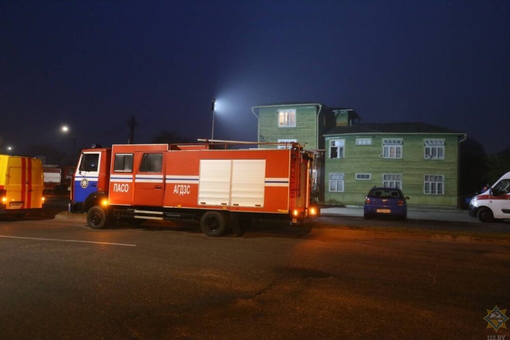Падчас пажару ў драўляным доме ў Гродне загінула гродзенка (відэа відавочцаў)