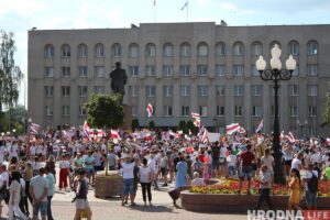 Гродненцы попросили депутата не усиливать наказание по статье 23.34. И получили согласие Митинг на площади Ленина 16 августа. Фото иллюстрационное