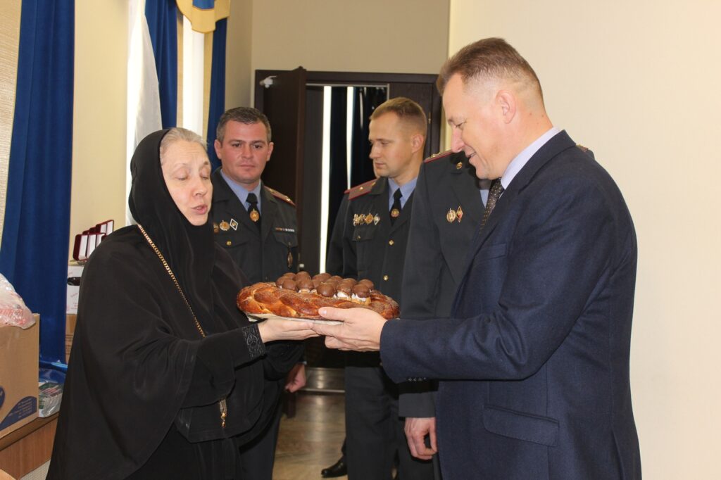 "Усе людзі вам удзячныя". Ігумення Гаўрыіла прынесла тарты для гродзенскага АМАПа і міліцыі "Усе людзі вам удзячныя". Ігумення Гаўрыіла прынесла тарты для гродзенскага АМАПа і міліцыі