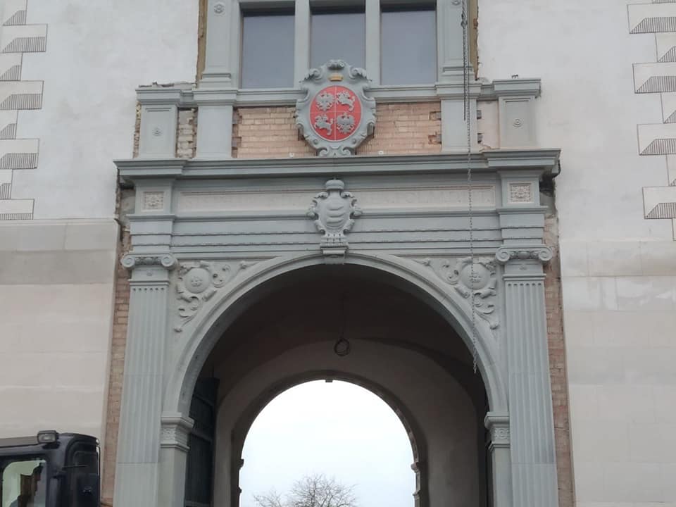 Над входом появился герб Речи Посполитой. Что еще сейчас происходит в Старом замке. Фото
