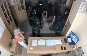 «Они меня избивали, а теперь приглашают работать». Осужденному во время протестов гродненцу пришло приглашение работать в милиции работать в милиции, департамент охраны, МВД, требования