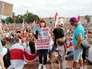 Больш едуць у Польшчу, менш - у Латвію. Колькі грамадзян пакінулі Беларусь з-за пратэстаў 2020 года В центре фото с плакатом - Ольга Корякина, девушка политзаключенного Дмитрия Фурманова. В сентябре в целях безопасности она уехала из Беларусь в Литву.
