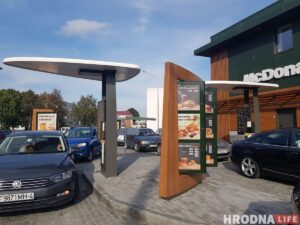 МакДональдс у Беларусі заменіць палову пластыка на перапрацаваныя паперу і дрэва