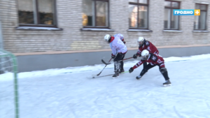 Традыцыю дваровага хакея адрадзілі ў адной са школ Гродна Традыцыю дваровага хакея адрадзілі ў адной са школ Гродна