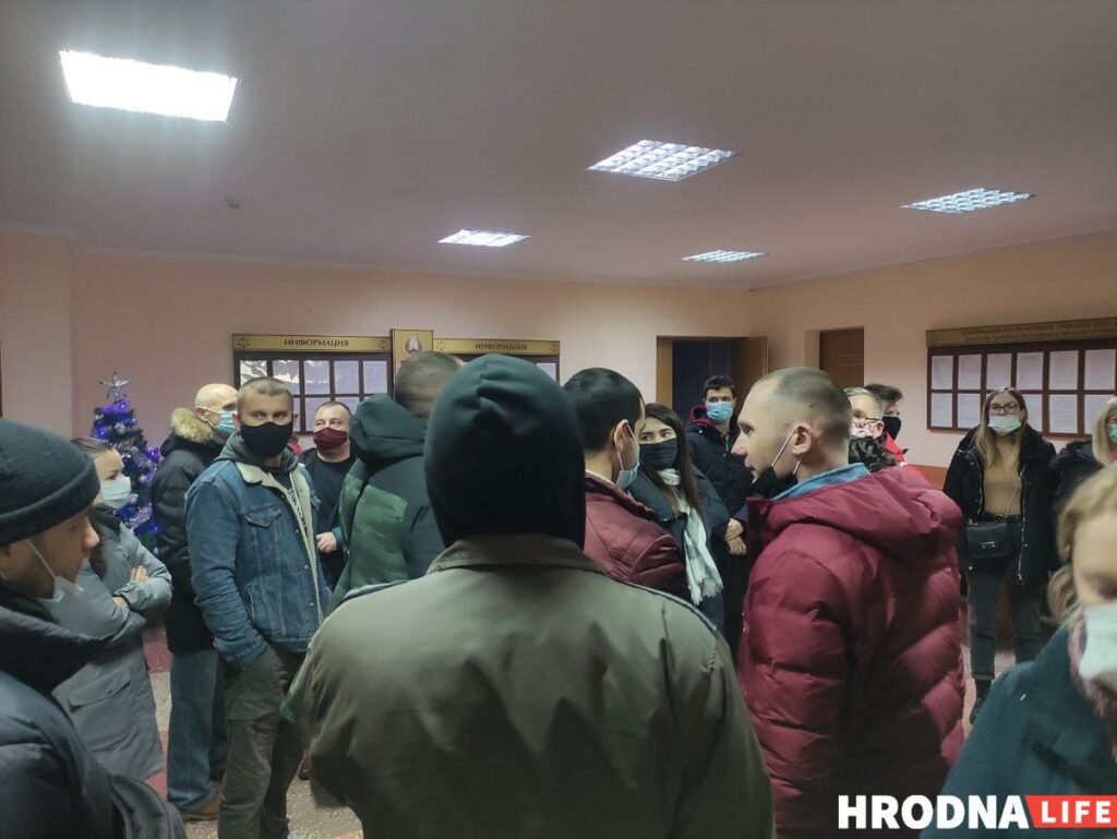 Чатырох гродзенцаў пачалі судзіць за гвалт над міліцыянтамі ля "Галактыкі". Іх абвінавацілі ў злачыннай змове Чатырох гродзенцаў пачалі судзіць за гвалт над міліцыянтамі ля "Галактыкі". Іх абвінавацілі ў злачыннай змове