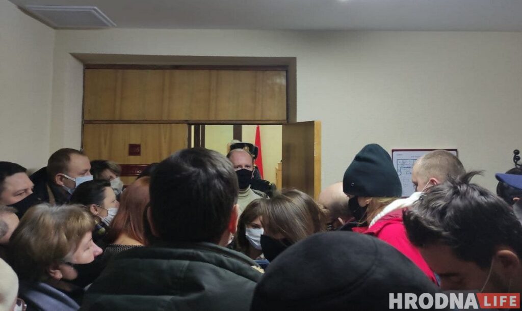 Жанчыны, якая чаплялася да Ціханоўскага, няма ў спісе сведак. Працягваецца працэс па справе затрыманых на пікеце ў Гродне Жанчыны, якая чаплялася да Ціханоўскага, няма ў спісе сведак. Працягваецца працэс па справе затрыманых на пікеце ў Гродне