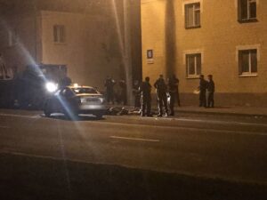 «На их месте мог оказаться и я». Свидетель по делу избитого таксиста уехал за границу и хотел выступить в суде по видеосвязи Задержание водителя и пассажиров авто 11 августа