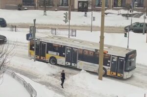«Я чуть не поседела, глядя в окно». Смотрите, что происходило на дороге в центре города Вид из окна Юлии Коледы