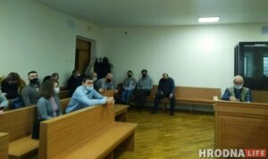 Трудовой спор или политический вопрос? Уволенные азотовцы ждут решения суда Уволенные рабочие "Гродно Азот" перед судебным заседанием 18 февраля
