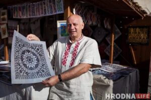 “На ўсіх кантынентах, акрамя Антарктыды”. Станіслаў Муліца - пра беларускі антыстрэс і месцы на глобусе, дзе ёсць гродзенскія выцінанкі майстар Станіслаў Муліца робіць выцінанкі