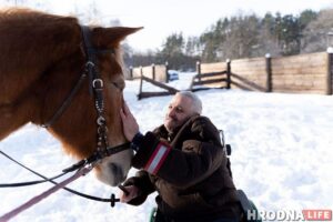 Артур Кунцевич мечтал погладить лошадь с 18 лет. Сейчас ему 56