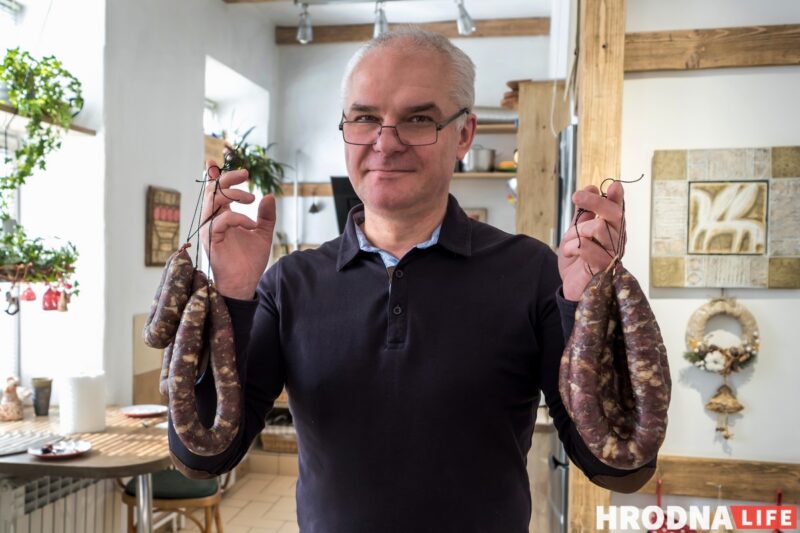 Цветы, колбасы и 10 окон. Семья художников, – о необычной истории своего дома Александр Сильванович в своей квартире на улице Карла Маркса. Фото: Иван Цыркунович