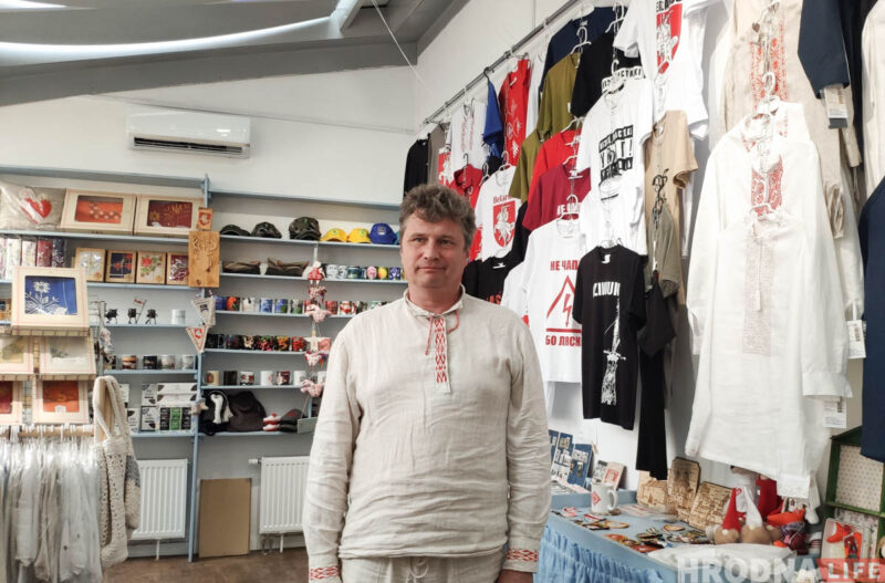 У Сяргея Верамеенкі з Гродна прайшоў ператрус: сілавікі вывезлі цэлы багажнік рэчаў Сяргей Верамеенка у сваёй краме "Адметнасць" у Гродне. Фота з архіву Hrodna.life