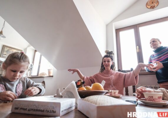 «У кожным акне па паштоўцы». Творчая сям’я — пра сваю кватэру на паддашку «У кожным акне па паштоўцы». Творчая сям’я — пра сваю кватэру на паддашку