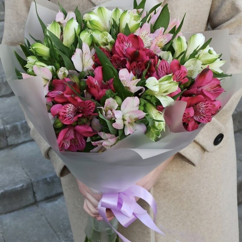 Покупка и уход за букетами из ирисов и альстромерий